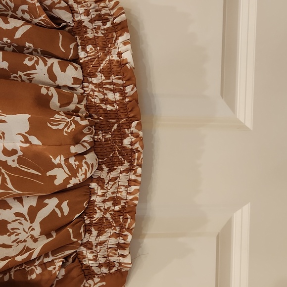 Ann Taylor Factory Caramel and White Print Top. Ruffle, Sleeveless, V Neck, Med - Picture 6 of 6